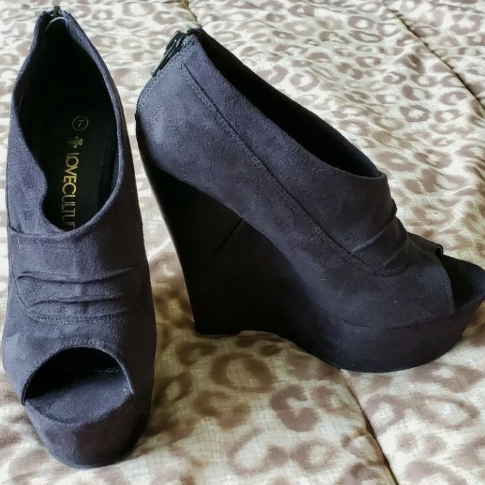 Love Culture Black Open-Toe Wedge Heels Size 7